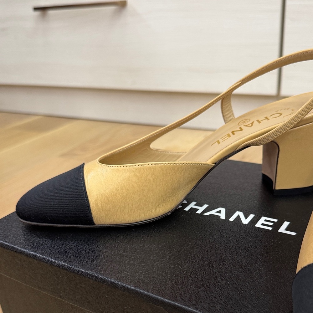 Chanel Classic Slingback Heels – Beige & Black – Goatskin/Grosgrain – 37.5 - Picture 14 of 15